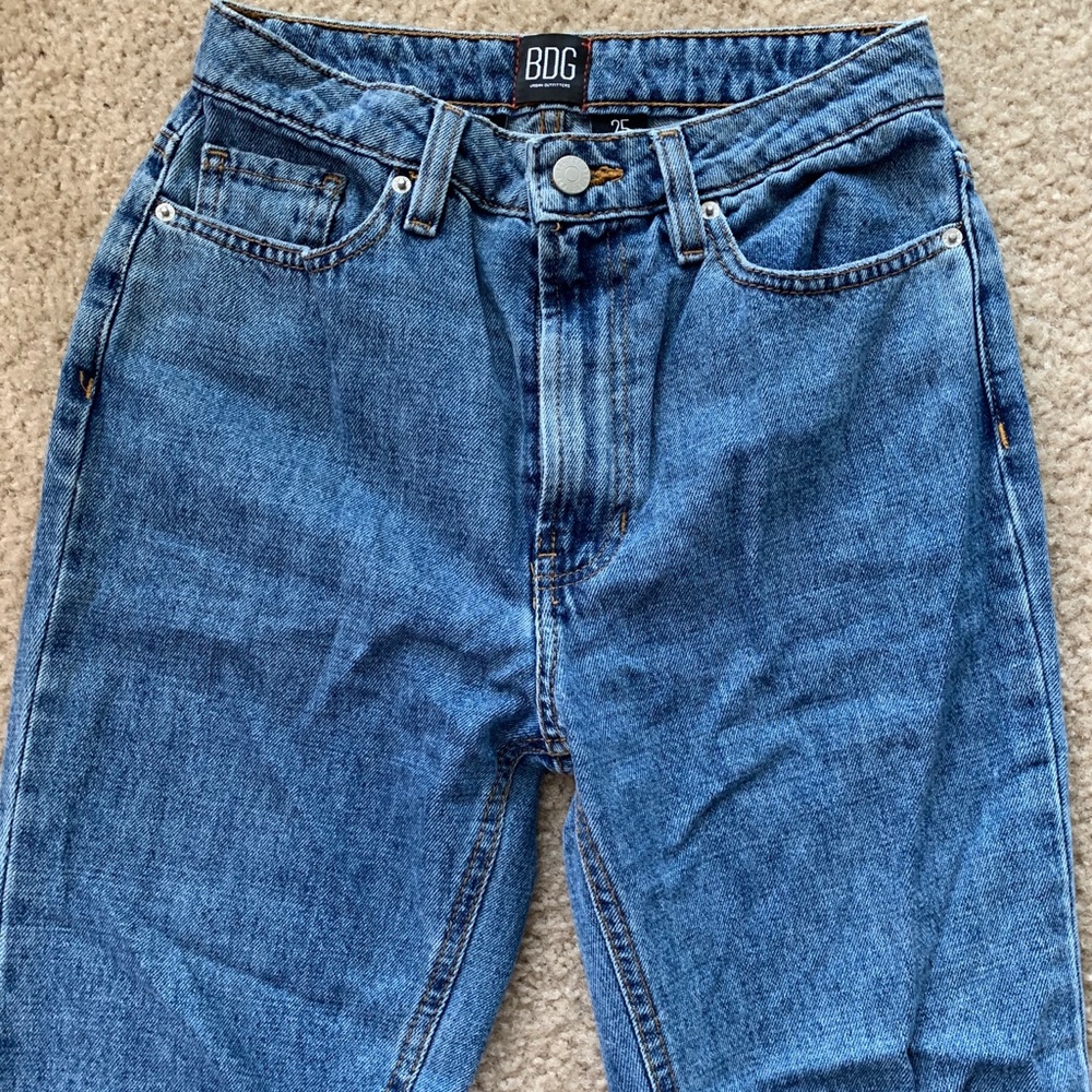 urban outfitters mom jeans